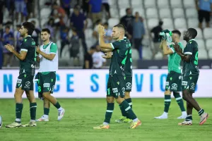 Μετά την ήττα/ Αντάλλαξαν... χειροκροτήματα και βλέπουν την συνέχεια (Φώτος)