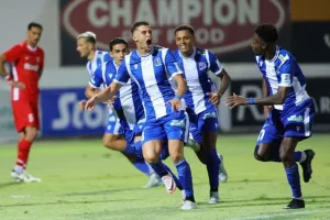 Εθνικός- Νέα Σαλαμίνα: Τρελό ματς με 20λεπτη διακοπή και… ερυθρόλευκο διπλό (φώτος)