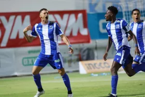 Εθνικός- Νέα Σαλαμίνα: Τρελό ματς με 20λεπτη διακοπή και… ερυθρόλευκο διπλό (φώτος)