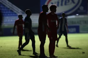 Εθνικός- Νέα Σαλαμίνα: Τρελό ματς με 20λεπτη διακοπή και… ερυθρόλευκο διπλό (φώτος)