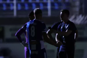 Εθνικός- Νέα Σαλαμίνα: Τρελό ματς με 20λεπτη διακοπή και… ερυθρόλευκο διπλό (φώτος)