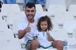 (ΦΩΤΟΣ) Ωραία ατμόσφαιρα και χαμόγελα στις κερκίδες