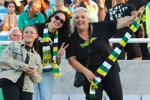 (ΦΩΤΟΣ) Ωραία ατμόσφαιρα και χαμόγελα στις κερκίδες
