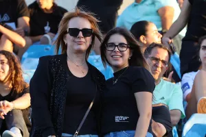 (ΦΩΤΟΣ) Ωραία ατμόσφαιρα και χαμόγελα στις κερκίδες