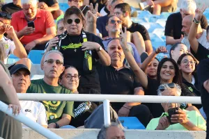 (ΦΩΤΟΣ) Ωραία ατμόσφαιρα και χαμόγελα στις κερκίδες