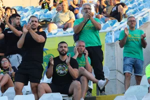(ΦΩΤΟΣ) Ωραία ατμόσφαιρα και χαμόγελα στις κερκίδες