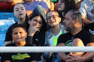 (ΦΩΤΟΣ) Ωραία ατμόσφαιρα και χαμόγελα στις κερκίδες