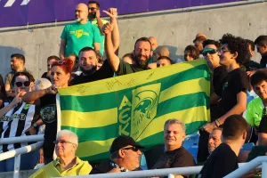 (ΦΩΤΟΣ) Ωραία ατμόσφαιρα και χαμόγελα στις κερκίδες
