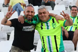 (ΦΩΤΟΣ) Ωραία ατμόσφαιρα και χαμόγελα στις κερκίδες