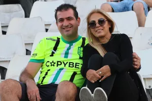 (ΦΩΤΟΣ) Ωραία ατμόσφαιρα και χαμόγελα στις κερκίδες