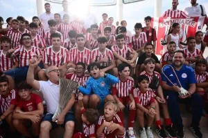 Χαμός... στην Λάρνακα για τις ευρωπαϊκές κούπες του Ολυμπιακού! (Φώτος)