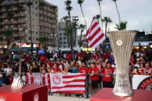 Χαμός... στην Λάρνακα για τις ευρωπαϊκές κούπες του Ολυμπιακού! (Φώτος)