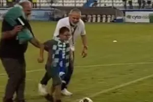 Όμορφο σκηνικό/Βράβευσαν τον Ανδρέα και ο μικρός... σκόραρε! (Φώτος/Βίντεο)