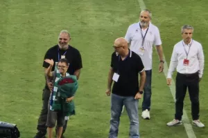 Όμορφο σκηνικό/Βράβευσαν τον Ανδρέα και ο μικρός... σκόραρε! (Φώτος/Βίντεο)