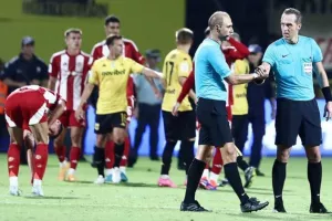 Πολλά παράπονα ο Ολυμπιακός για τη διαιτησία του Παϊρέτο