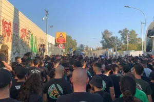 Θύρα 9/ Μαζική παρουσία... ένα δίωρο πριν! (Φώτος Kerkida)