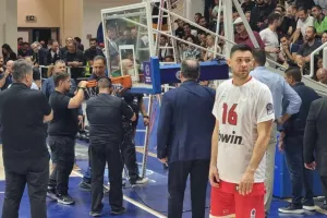 Παναθηναϊκός - Ολυμπιακός: Στράβωσε η στεφάνη έπειτα από δυναμικό κάρφωμα του Ράιτ