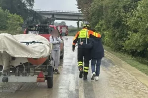 Σφοδρή κακοκαιρία στην Τοσκάνη, αγνοούνται ένα νεογέννητο μωρό και η γιαγιά του