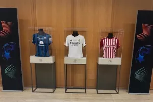 Η φανέλα του Ολυμπιακού δίπλα στης Ρεάλ στα κεντρικά της UEFA