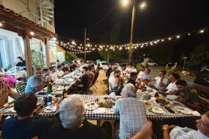 Δείπνο σε ποδοσφαιριστές και τεχνικό επιτελείο (φώτος)
