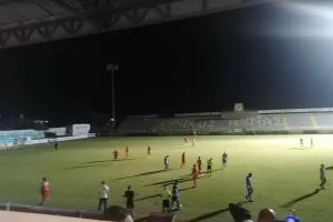 Εικοσάλεπτη διακοπή λόγω προβλήματος στους προβολείς  (φώτος)