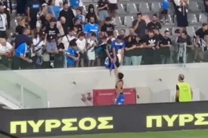 (Βίντεο kerkida) Τους ευχαρίστησε ο Βούρος με… φανέλα! 
