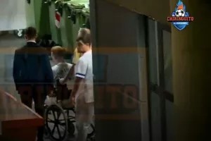 Αποχώρησε με καροτσάκι από το νοσοκομείο ο Τερ Στέγκεν (φώτο)