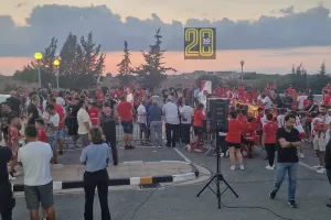 (ΒΙΝΤΕΟ/ΦΩΤΟΣ kerkida)  Pyro-show για τα ευρωπαϊκά του Ολυμπιακού στη Δερύνεια!