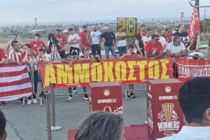 (ΒΙΝΤΕΟ/ΦΩΤΟΣ kerkida)  Pyro-show για τα ευρωπαϊκά του Ολυμπιακού στη Δερύνεια!