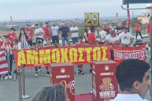 (ΒΙΝΤΕΟ/ΦΩΤΟΣ kerkida)  Pyro-show για τα ευρωπαϊκά του Ολυμπιακού στη Δερύνεια!