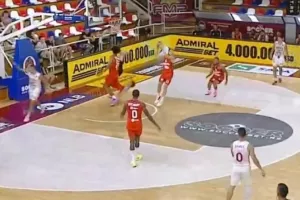 Τρομακτικός τραυματισμός παίκτη, έπεσε με το κεφάλι του στο παρκέ (βίντεο)