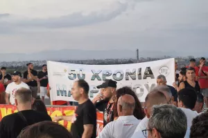 (ΒΙΝΤΕΟ/ΦΩΤΟΣ kerkida)  Pyro-show για τα ευρωπαϊκά του Ολυμπιακού στη Δερύνεια!