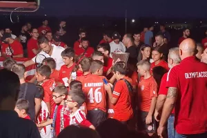 Η απέραντη χαρά των μικρών Ολυμπιακών που αγγίζουν το τρόπαιο του Conference! (Φώτος kerkida)