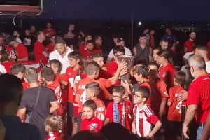 (ΒΙΝΤΕΟ/ΦΩΤΟΣ kerkida)  Pyro-show για τα ευρωπαϊκά του Ολυμπιακού στη Δερύνεια!
