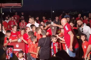 (ΒΙΝΤΕΟ/ΦΩΤΟΣ kerkida)  Pyro-show για τα ευρωπαϊκά του Ολυμπιακού στη Δερύνεια!