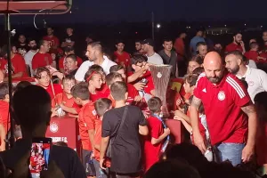 Η απέραντη χαρά των μικρών Ολυμπιακών που αγγίζουν το τρόπαιο του Conference! (Φώτος kerkida)