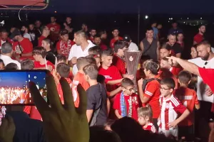 (ΒΙΝΤΕΟ/ΦΩΤΟΣ kerkida)  Pyro-show για τα ευρωπαϊκά του Ολυμπιακού στη Δερύνεια!