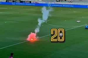(Φώτος kerkida) Προσγειώθηκε φωτοβολίδα στον αγωνιστικό χώρο