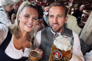 Ο Κέιν απολαμβάνει το Oktoberfest στο Μόναχο μαζί με την σύζυγό του