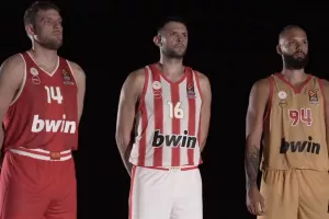  Αυτές είναι οι ιστορικές φανέλες των ερυθρόλευκων για τα 100 χρόνια