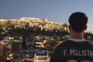 Ο Πελίστρι κάτω από την Ακρόπολη: «Μια έναστρη βραδιά στην Αθήνα»