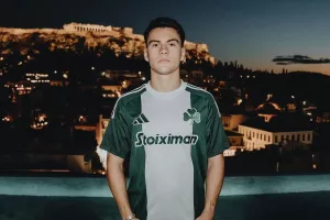 Ο Πελίστρι με το τριφύλλι στο στήθος και φόντο την Ακρόπολη
