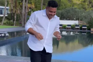 (Βίντεο) Το "φαινόμενο" χόρεψε ξέφρενα μπροστά στην πισίνα, γιορτάζοντας τα 48 του
