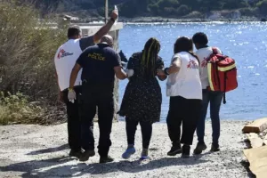 Ναυάγιο στη Σάμο: 4 νεκροί και 30 διασωθέντες ο μέχρι τώρα απολογισμός από τη βύθιση λέμβου