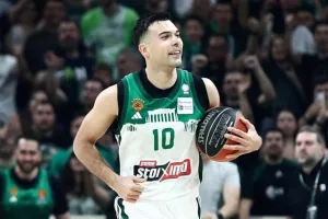 Η οικογενειακή φωτογραφία του Σλούκα μαζί με την Δαρσινού και τα δύο παιδιά τους