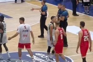(Βίντεο) Ο Σλούκας δεν έδωσε το χέρι στον Γουόκαπ στο τέλος του Super Cup