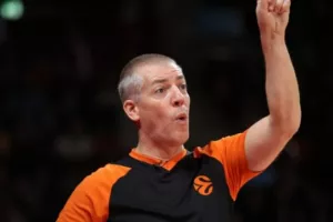 Euroleague: Ο Μπολτάουζερ τιμωρήθηκε με έναν χρόνο αποκλεισμό για την κλοπή... αρώματος στο αεροδρόμιο