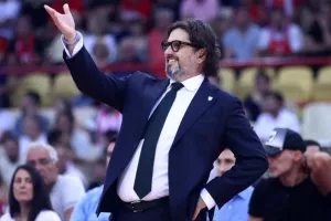 Πρόστιμο στον Τρινκιέρι για τα σχόλια για την διαιτησία μετά το ματς με τον Ολυμπιακό