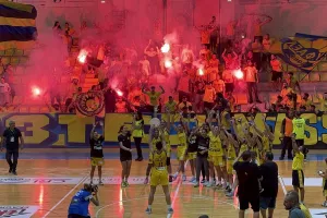 "Χρόνια Πολλά αγάπη μου γλυκιά" τραγούδησαν οι ΑΕΛίστες (βίντεο)