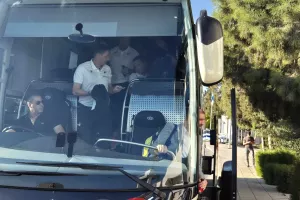 (Φώτος Kerkida) Η άφιξη του ΑΠΟΕΛ στο ΠΑΠ 